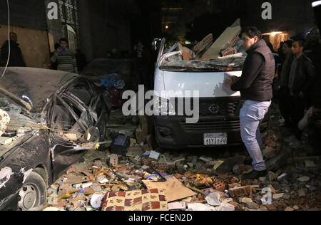 Le Caire, Égypte. 21 Jan, 2016. Les Egyptiens se rassemblent sur les lieux de l'explosion d'une bombe dans une rue principale de Gizeh le 21 janvier 2016. Une attaque à la bombe a tué six personnes, dont trois policiers, le jeudi à proximité d'une route qui mène aux pyramides dans la banlieue du Caire de Gizeh, selon des sources de sécurité © Amr Sayed/APA/Images/fil ZUMA Alamy Live News Banque D'Images