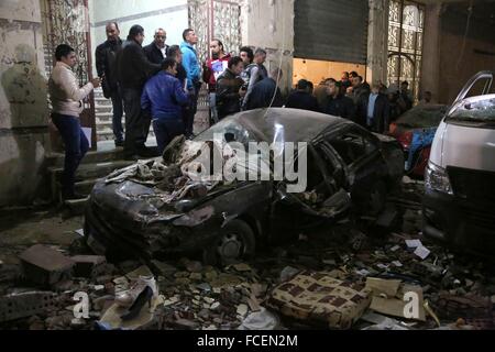 Le Caire, Égypte. 21 Jan, 2016. Voitures endommagées sont vus sur la scène de l'explosion d'une bombe à Gizeh le 21 janvier 2016. Une attaque à la bombe a tué six personnes, dont trois policiers, le jeudi à proximité d'une route qui mène aux pyramides dans la banlieue du Caire de Gizeh, selon des sources de sécurité © Amr Sayed/APA/Images/fil ZUMA Alamy Live News Banque D'Images