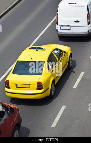 Taxi sur la route Banque D'Images