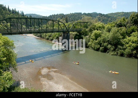 États-unis, Californie, les gens du canoë sur la rivière russe près de Guerneville Bridge Banque D'Images