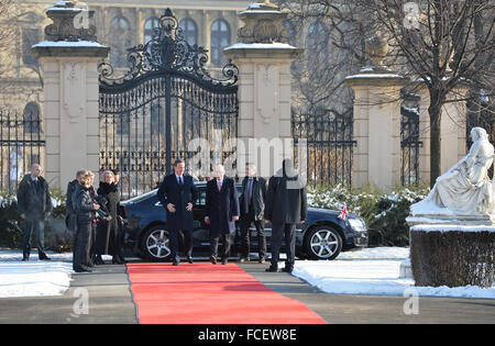 Prague, République tchèque. 22 janvier, 2016. Le premier ministre tchèque Bohuslav Sobotka (à droite) accueille son homologue britannique David Cameron (à gauche) à Prague, République tchèque, le 22 janvier 2016. Credit : Katerina Sulova/CTK Photo/Alamy Live News Banque D'Images