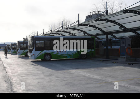 Chengde. 22 janvier, 2016. Photo prise le 22 janvier 2016 montre l'autobus électrique à la station de charge à Longhua county, la ville de Chengde, dans la province du Hebei en Chine du nord. © Liangkuai Jin/Xinhua/Alamy Live News Banque D'Images