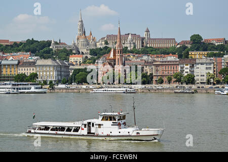 Vue de Budapest avec bateau de tourisme Banque D'Images