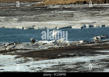 La glace sur une rive du fleuve en Islande, printemps Banque D'Images