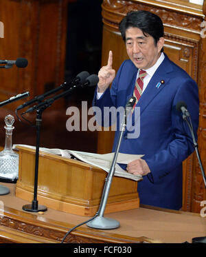 Tokyo, Japon. 22 janvier, 2016. Le Premier ministre japonais Shinzo Abe livre son discours politique lors d'une séance de la Chambre des représentants à Tokyo, Japon, le 22 janvier, 2016. Le Premier ministre japonais Shinzo Abe a cherché à obtenir plus de voix à partir de la catégorie de revenu inférieur pour la prochaine élection de la chambre haute par le vœu d'aborder les inégalités salariales dans son discours de politique générale le vendredi. Credit : Ma Ping/Xinhua/Alamy Live News Banque D'Images