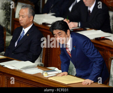 Tokyo, Japon. 22 janvier, 2016. Le Premier ministre japonais Shinzo Abe (R) assister à une séance de la Chambre des représentants à Tokyo, Japon, le 22 janvier, 2016. Le Premier ministre japonais Shinzo Abe a cherché à obtenir plus de voix à partir de la catégorie de revenu inférieur pour la prochaine élection de la chambre haute par le vœu d'aborder les inégalités salariales dans son discours de politique générale le vendredi. Credit : Ma Ping/Xinhua/Alamy Live News Banque D'Images