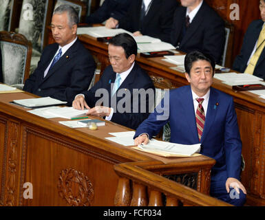 Tokyo, Japon. 22 janvier, 2016. Le Premier ministre japonais Shinzo Abe (1e R) s'apprête à prononcer son discours de politique générale lors d'une séance de la Chambre des représentants à Tokyo, Japon, le 22 janvier, 2016. Le Premier ministre japonais Shinzo Abe a cherché à obtenir plus de voix à partir de la catégorie de revenu inférieur pour la prochaine élection de la chambre haute par le vœu d'aborder les inégalités salariales dans son discours de politique générale le vendredi. Credit : Ma Ping/Xinhua/Alamy Live News Banque D'Images