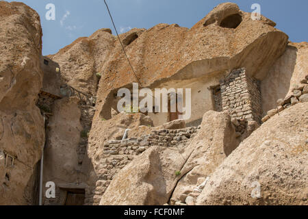 L'homme a fait Cliff dwellings in Kandovan, Iran Banque D'Images
