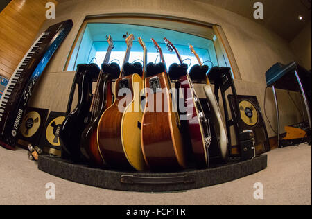 Guitares électriques, guitares acoustiques guitares et basse électrique sur la grille d'un studio d'enregistrement Banque D'Images