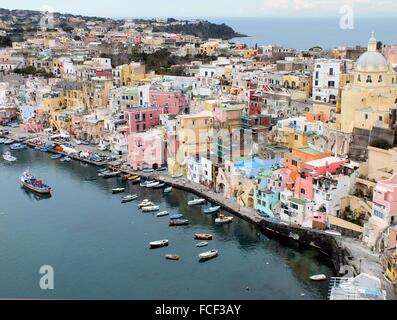 Le port de pêche et le village Corricella au pied de la forteresse Terra Murata offrent une vue pittoresque Banque D'Images