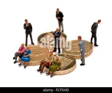 Miniature 2 des couples assis sur des pièces de monnaie britannique entouré par le conseiller financier en costumes concept. Banque D'Images