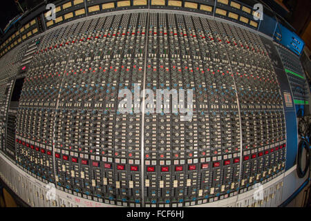 Au-dessus de ssl du mixage audio série e 24 montrant des boutons, boutons, curseurs et contrôle Banque D'Images