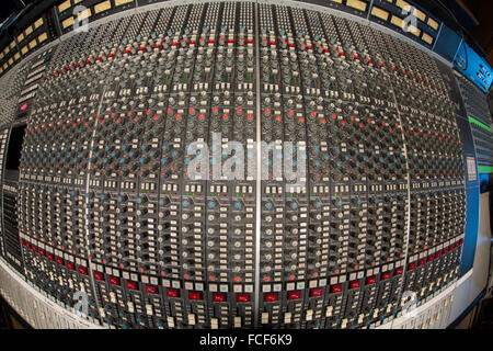 Au-dessus de ssl du mixage audio série e 24 montrant des boutons, boutons, curseurs et contrôle Banque D'Images