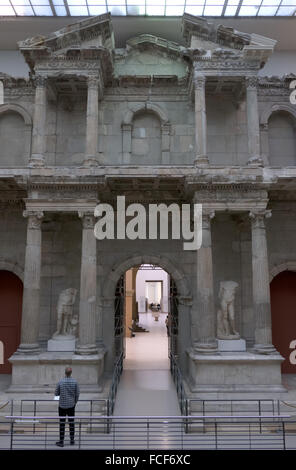 L'homme se rendant sur la reconstruction de la porte du marché de Milet au Musée de Pergame, Pergamonmuseum. Berlin, Allemagne, Europe Banque D'Images