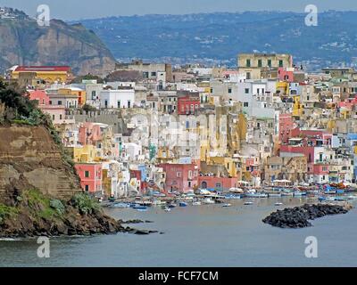 Le port de pêche de Marina Corricella et le village au pied de la forteresse Terra Murata offrent une vue pittoresque Banque D'Images