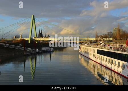 Soleil sur le pont par le Severinsbrücke pont Deutzer Hafen avec la cathédrale de Cologne dans l'arrière-plan, le 19 décembre 2013 Banque D'Images