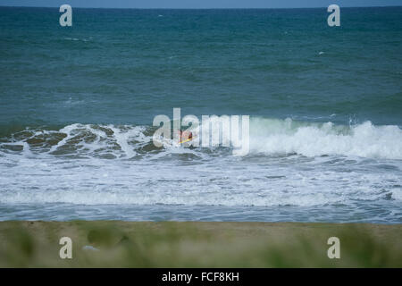 Bodyboard surfer à Dorado beach. Dorado, Puerto Rico. L'île des Caraïbes. Le territoire américain. Banque D'Images