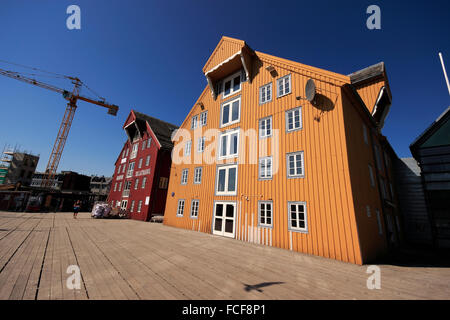 Les entrepôts en bois sur les quais, docks Skansen, Tromsø, Norvège, Scandinavie Europe Banque D'Images