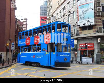 Tramway historique à Hong Kong - Hong Kong Island près du marché de l'Ouest à Sheung Wan Banque D'Images