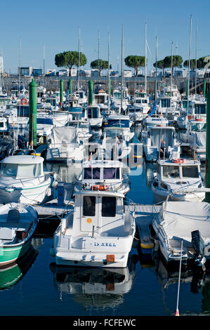 Scène de port Hondarribia plein de yachts. Pays Basque. L'Espagne. Banque D'Images