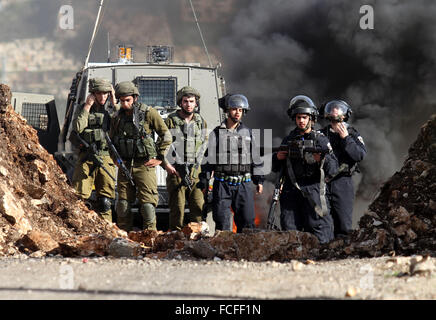 Naplouse, Cisjordanie, territoire palestinien. 22 janvier, 2016. Les forces de sécurité israéliennes prendre position au cours d'affrontements avec portesters palestinienne après une protestation contre l'expropriation de terres palestiniennes par Israël dans le village de Kafr Qaddum, près de la ville du nord de Naplouse, le 22 janvier 2016 Credit : Nedal Eshtayah/APA/Images/fil ZUMA Alamy Live News Banque D'Images