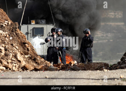 Naplouse, Cisjordanie, territoire palestinien. 22 janvier, 2016. Les forces de sécurité israéliennes prendre position au cours d'affrontements avec portesters palestinienne après une protestation contre l'expropriation de terres palestiniennes par Israël dans le village de Kafr Qaddum, près de la ville du nord de Naplouse, le 22 janvier 2016 Credit : Nedal Eshtayah/APA/Images/fil ZUMA Alamy Live News Banque D'Images