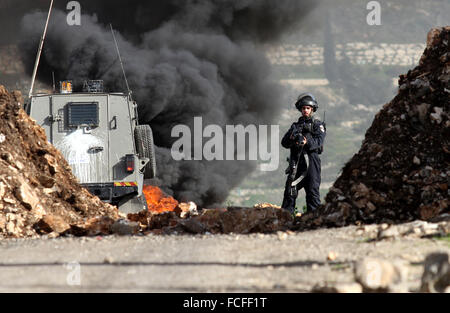 Naplouse, Cisjordanie, territoire palestinien. 22 janvier, 2016. Les forces de sécurité israéliennes prendre position au cours d'affrontements avec portesters palestinienne après une protestation contre l'expropriation de terres palestiniennes par Israël dans le village de Kafr Qaddum, près de la ville du nord de Naplouse, le 22 janvier 2016 Credit : Nedal Eshtayah/APA/Images/fil ZUMA Alamy Live News Banque D'Images