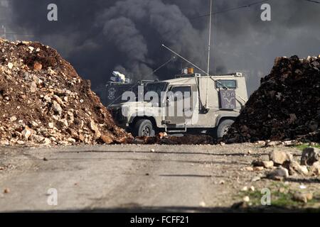 Naplouse, Cisjordanie, territoire palestinien. 22 janvier, 2016. Les forces de sécurité israéliennes prendre position au cours d'affrontements avec portesters palestinienne après une protestation contre l'expropriation de terres palestiniennes par Israël dans le village de Kafr Qaddum, près de la ville du nord de Naplouse, le 22 janvier 2016 Credit : Nedal Eshtayah/APA/Images/fil ZUMA Alamy Live News Banque D'Images