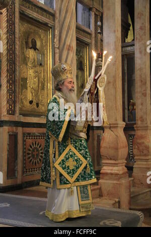 Israël, Jérusalem, Patriarche grec orthodoxe Théophile III, sur l'Exaltation de la Croix, au Katholikon, l'église du Saint Sépulcre Banque D'Images