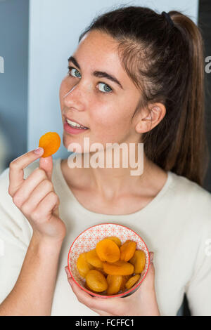 Woman eating dry abricot. Banque D'Images