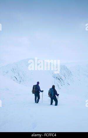 Deux marcheurs en direction de Stob Coire un t-Sneachda du Cairngorm Central Plateau, parc national de Cairngorm, Badenoch & Spe Banque D'Images