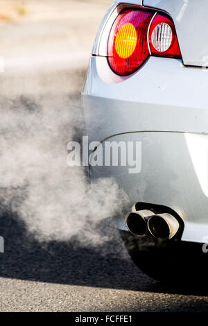 Les gaz d'échappement des véhicules à moteur. Banque D'Images