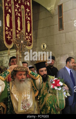 Israël, Jérusalem, Patriarche grec orthodoxe Théophile III, sur l'Exaltation de la Croix, à l'église du Saint Sépulcre Banque D'Images