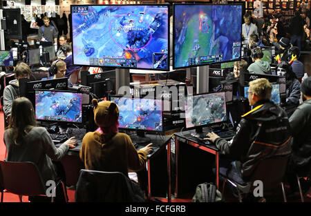 Les ordinateurs avec les joueurs assis sur ordinateur à l'ordinateur "festival du jeu" reamHack à Leipzig, Allemagne, 22 janvier 2016. Le Leipziger Messe est l'hôte de l'événement de sports électroniques pour la première fois, sur le modèle de la Swedish archétype et l'événement se déroule du 22 au 24 janvier 2016. Comme l'avant-première de "reamHack» Herêm le tournoi va voir les équipes professionnelles internationales de plus de 20 pays dans l'action y compris la stratégie et les jeux de sport comme 'Counterstrike', 'Starcraft II' et 'FIFA' comme ils sont en lice pour six-figure prix en argent. Le public peut suivre ces tournois sur big Banque D'Images