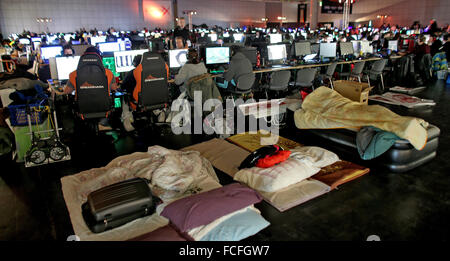 Ordinateur ordinateurs avec les joueurs assis sur eux, derrière les matelas sont à l'ordinateur "festival du jeu" reamHack à Leipzig, Allemagne, 22 janvier 2016. Le Leipziger Messe est l'hôte de l'événement de sports électroniques pour la première fois, sur le modèle de la Swedish archétype et l'événement se déroule du 22 au 24 janvier 2016. Comme l'avant-première de "reamHack» Herêm le tournoi va voir les équipes professionnelles internationales de plus de 20 pays dans l'action y compris la stratégie et les jeux de sport comme 'Counterstrike', 'Starcraft II' et 'FIFA' comme ils sont en lice pour six-figure prix en argent. L'auditoire peut follo Banque D'Images