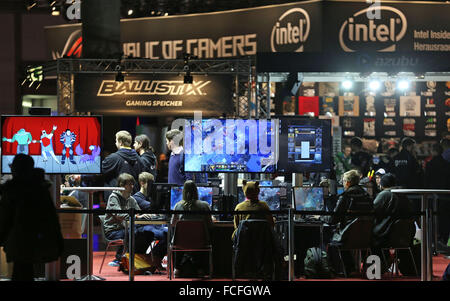 Les ordinateurs avec les joueurs assis sur ordinateur à l'ordinateur "festival du jeu" reamHack à Leipzig, Allemagne, 22 janvier 2016. Le Leipziger Messe est l'hôte de l'événement de sports électroniques pour la première fois, sur le modèle de la Swedish archétype et l'événement se déroule du 22 au 24 janvier 2016. Comme l'avant-première de "reamHack» Herêm le tournoi va voir les équipes professionnelles internationales de plus de 20 pays dans l'action y compris la stratégie et les jeux de sport comme 'Counterstrike', 'Starcraft II' et 'FIFA' comme ils sont en lice pour six-figure prix en argent. Le public peut suivre ces tournois sur big Banque D'Images