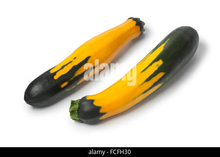 Matières premières fraîches courgettes à rayures vert jaune sur fond blanc Banque D'Images