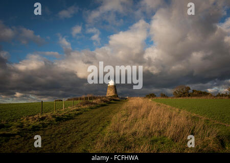 Moulin à vent du 18ème siècle sur Halnaker Hill près de Chichester, West Sussex, UK Banque D'Images