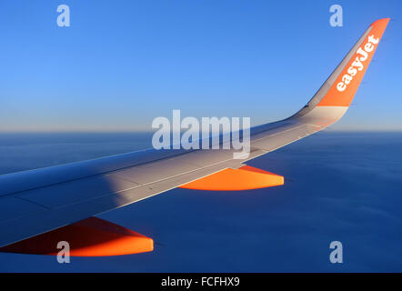 EasyJet logo sur l'aile de l'aéronef en vol Banque D'Images