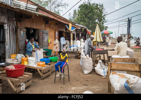 Vente et fabrication de beurre d'arachide sur le marché de la région de Fort Portal, l'Ouganda, l'Afrique Banque D'Images