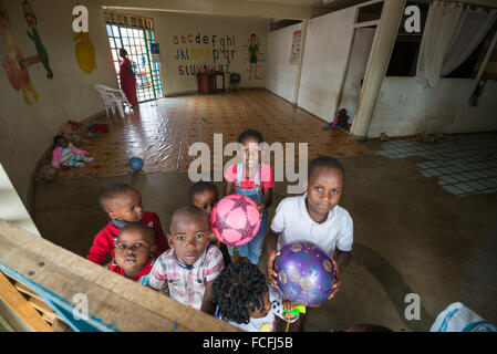 Les jeunes enfants à la recherche sur la rue d'un orphelinat dans la région de Fort Portal, en Ouganda. Banque D'Images