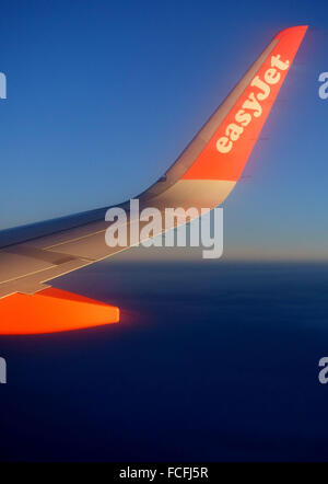 EasyJet logo sur l'aile de l'aéronef en vol Banque D'Images