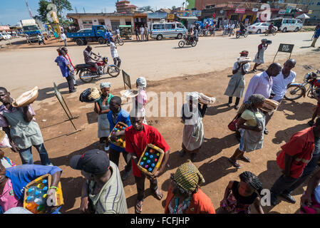 Les vendeurs de rue vendent des marchandises pour les gens dans les bus locaux en passant par les villages sur la route de Kampala, Ouganda, Afrique du Sud Banque D'Images