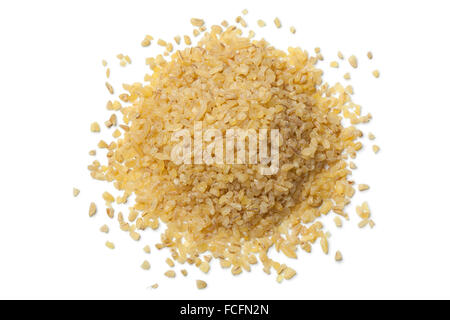 Tas de matières de Bulgur sur fond blanc Banque D'Images
