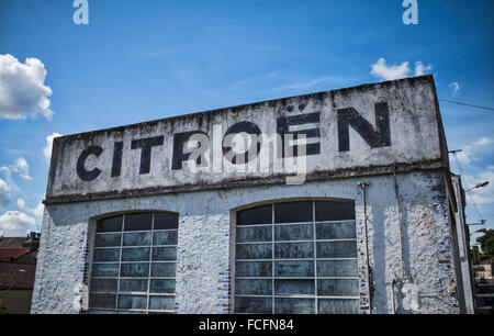Garage Citroën à l'abandon, France Banque D'Images
