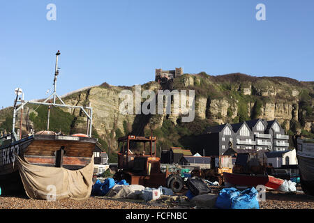 Bateaux de pêche sur le stade de l'Est Hill lift en arrière-plan, Hastings, East Sussex, UK Banque D'Images