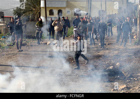 Naplouse. 22 janvier, 2016. Un manifestant palestinien utilise slingshot à jeter des pierres sur les soldats israéliens au cours d'une manifestation contre l'expansion des colonies juives de Kufr Qadoom village près de la ville cisjordanienne de Naplouse, le Jan 22, 2016. © Nidal Eshtayeh/Xinhua/Alamy Live News Banque D'Images