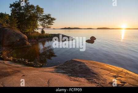 Coucher de soleil sur la mer et la côte rocheuse de l'île de l'archipel Yxlan près de Stockholm en Suède Banque D'Images