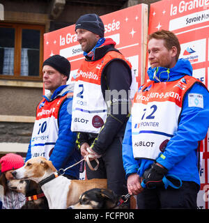 TERMIGNON, Vanoise, France - 20 janvier 2016 - Le podium Rémy COSTE le gagnant de la GRANDE ODYSSEE le plus dur, la race de chiens Banque D'Images