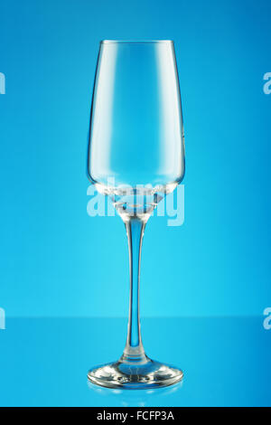 Verre de vin vide bleu de beackgraund Banque D'Images